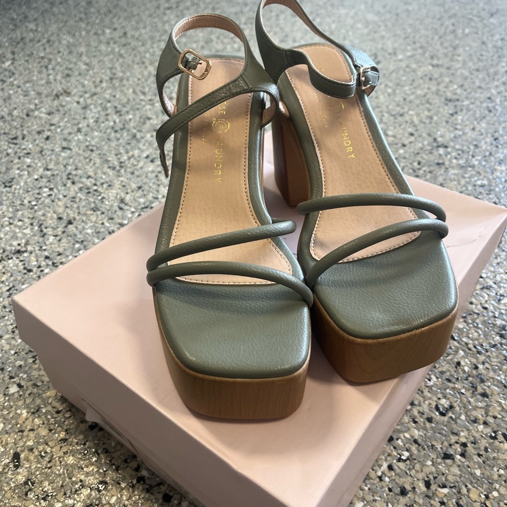 Chinese Laundry - Arianna Smooth heal in Olive